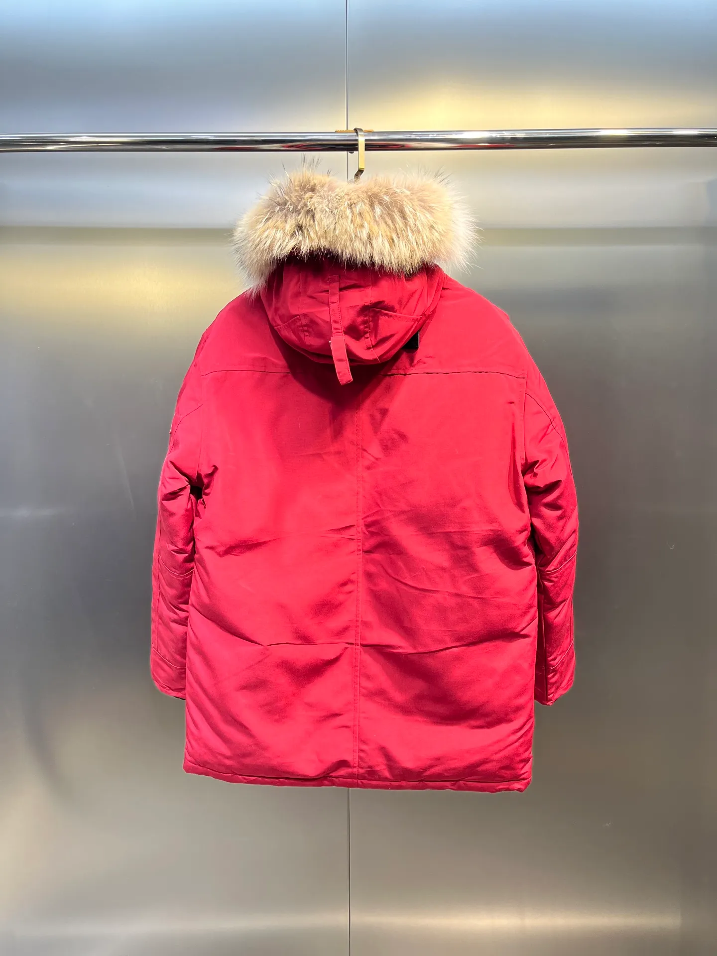 P860 Canada Goose model 06, the same model as the famous star, men's and women's models, with cold-proof flannel on the collar, which is close to the head and neck, comfortable and warm! The fabric is made of high-density nano-level waterproof fabric, which is windproof and wear-resistant and has a certain thickness! Seamless threaded cuffs! Avoid hard knots! It doesn’t matter how low the temperature is this winter, one piece is enough. I’ll give you the wind and temperature! Contains pure duck down, sufficient quantity, unique fashion design + waterproof craft fabric + big brand YKK double zipper pullers, real photos, upright style quality, regardless of the external standard and the internal content, you can feel free to compare it with the softer, easier to wrinkle and lighter version on the market!  size：s-xxl